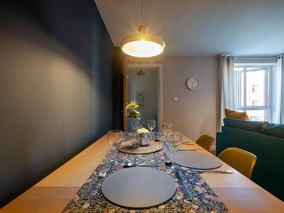 Lovely 2 Bedroom Apt At Ormeau Park W/ Free Parking Belfast Exteriör bild